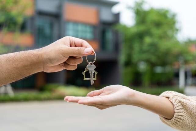 handing over keys of a rental unit